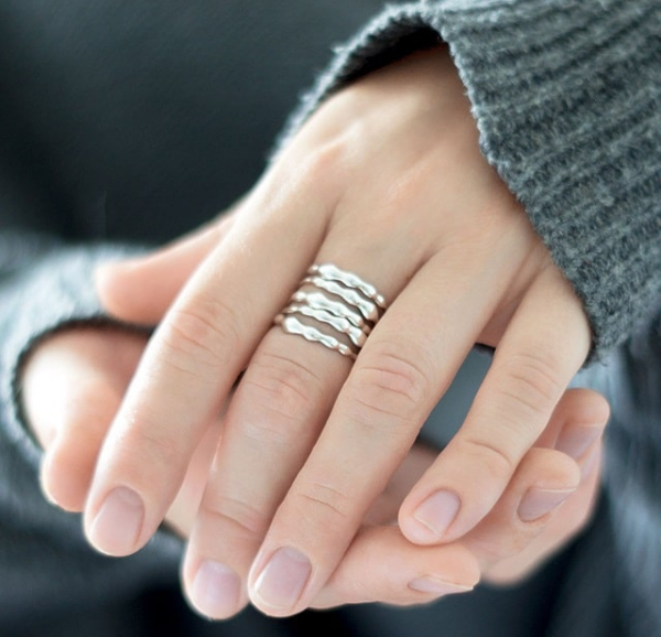 Срібні каблучки: види, що зараз модно, як і з чим носити