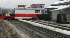 В Донецке сошедший с рельсов трамвай врезался в жилой дом (фотофакт)