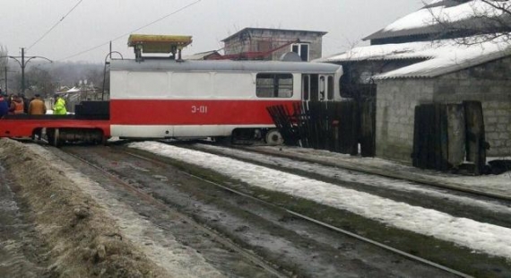 В Донецке сошедший с рельсов трамвай врезался в жилой дом (фотофакт)