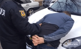 Трое полицейских пострадали при задержании вооруженного мужчины