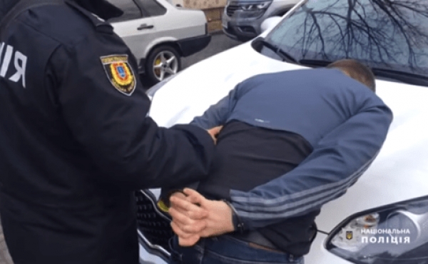 Трое полицейских пострадали при задержании вооруженного мужчины