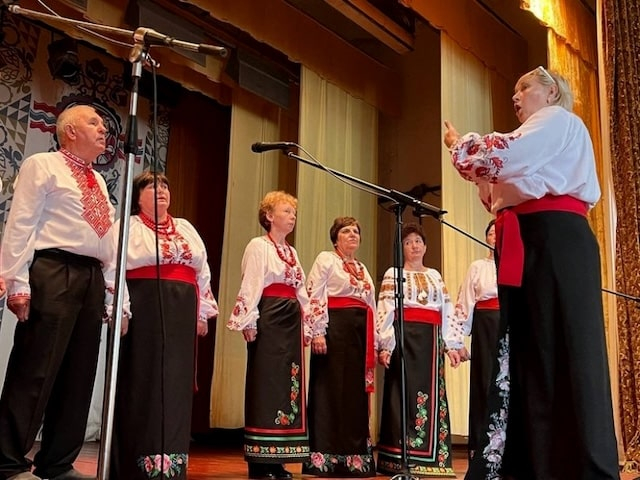 Переселенка из Селидово создала на Черкасчине вокальный ансамбль