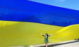 В Авдеевке подняли гигантский флаг Украины