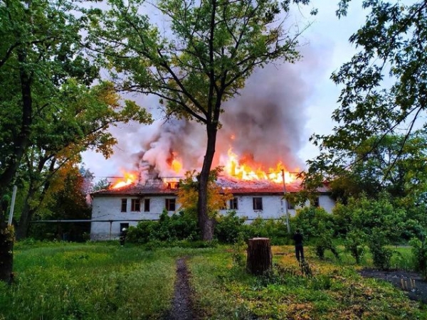 Огонь уничтожил отделения почты и банка в Мирнограде