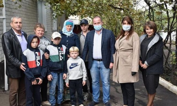 Многодетной семье переселенцев вручили ключи от нового дома