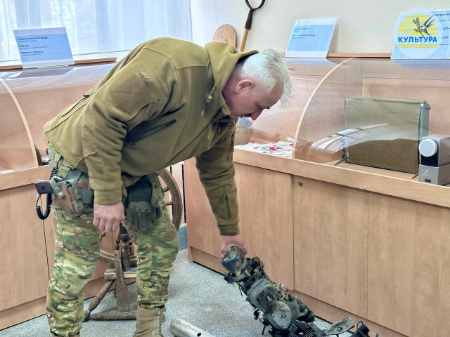 Добровольцы передали в исторический музей обломки сбитых дронов