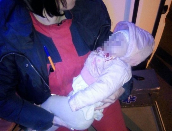 Намереваясь ударить полицейского, пьяная горе-мать уронила малолетнюю дочь на асфальт