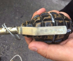 В Мариуполе бездомные нашли в мусорном баке гранаты и мину