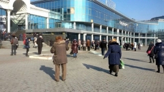 Ж/д вокзал Донецка превратился в переговорочный пункт Водафона (фотофакт)