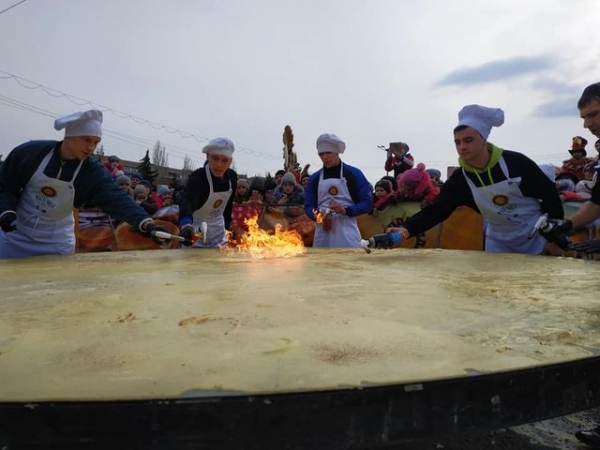 На Донбассе испекли рекордно большой блин