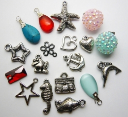 История кулонов и подвесок: от доисторических украшений до наших дней