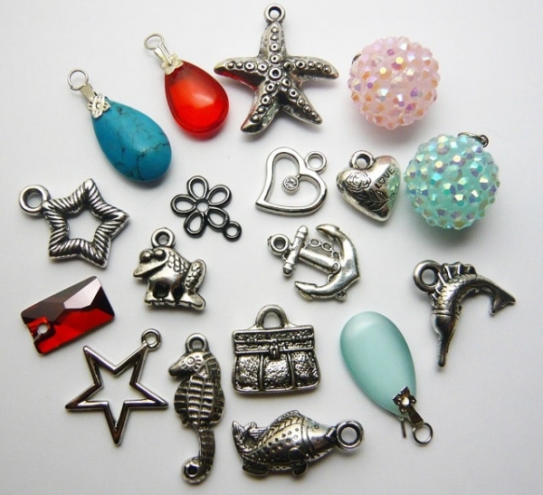 История кулонов и подвесок: от доисторических украшений до наших дней