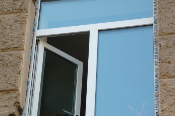 В Краматорске, выпав из окна 5-го этажа, погиб мужчина