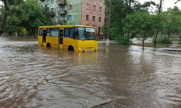 Сильнейший ливень в Мариуполе шел всю минувшую ночь