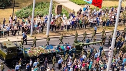 Закрытый гроб и согнанные бюджетники: в Донецке состоялись похороны Захарченко (фото)
