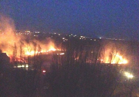 Масштабный пожар в Донецке: огонь охватил огромную территорию, уничтожил несколько авто и построек (видео)