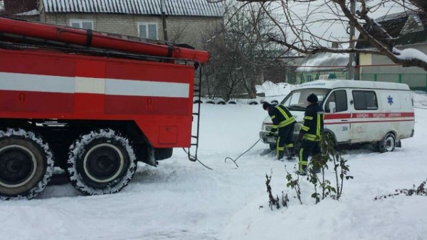 В Макеевке в снежные заносы попали машины «неотложки» и аварийной бригады