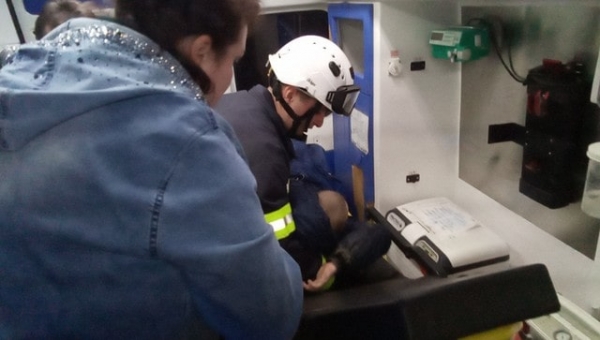 В Мариуполе в колодец упал ребенок – помогли бойцы СЧС