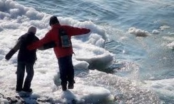 Сотрудник полиции спас тонущих детей