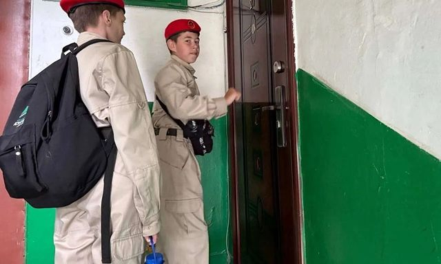 В Донецке несовершеннолетних заставляют разносить воду «ветеранам СВО»