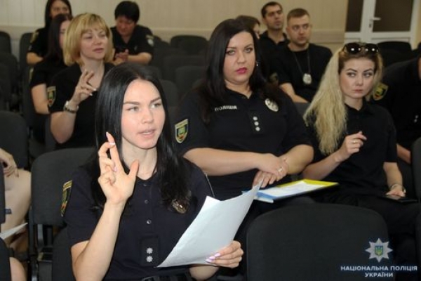 На Донетчине полицейские овладели языком жестов