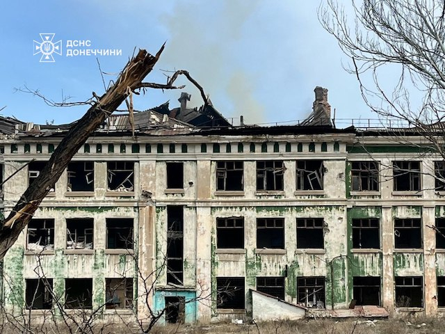 Удар по Константиновке – спасатели ликвидировали масштабный пожар (фото)