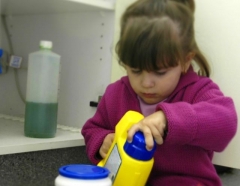 Пока мама готовила завтрак, малышка выпила средство для чистки труб