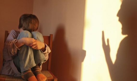 В Макеевке женщина с сожителем палкой избивала своих детей 3 и 4 лет