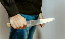 Патрульные, прибыв на вызов, обнаружили в квартире женщину с ножом в спине