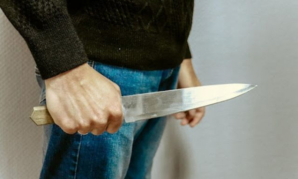 Патрульные, прибыв на вызов, обнаружили в квартире женщину с ножом в спине