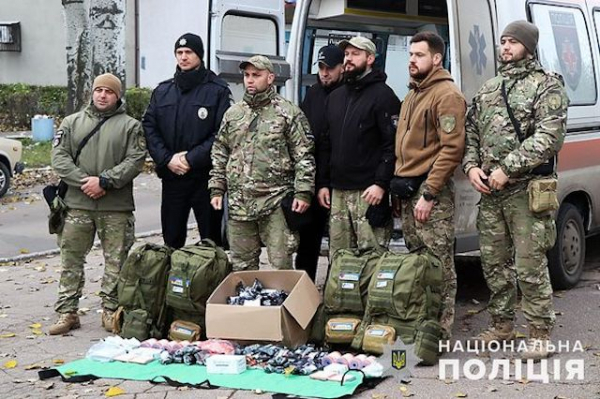 Парамедики НПУ получили тактические рюкзаки от украинской диаспоры