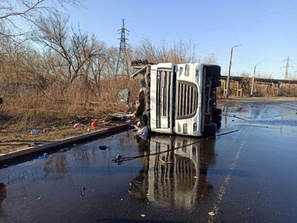 На улице Магистральной в Краматорске перевернулся бензовоз
