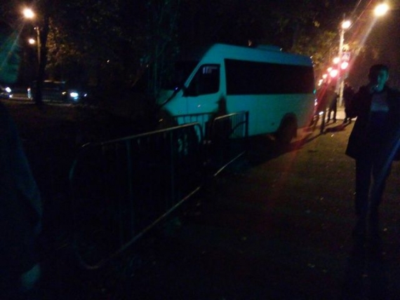 Проклятое место: в оккупированном Донецке маршрутка «влетела» в забор (фото)