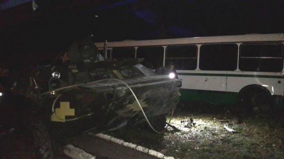 БТР врезался в пассажирский автобус на Донбассе