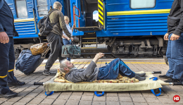 Массированные обстрелы Славянска заставляют людей уезжать из города