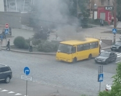 В центре Донецка на ходу загорелась маршрутка (фото)