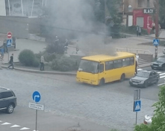 В центре Донецка на ходу загорелась маршрутка (фото)