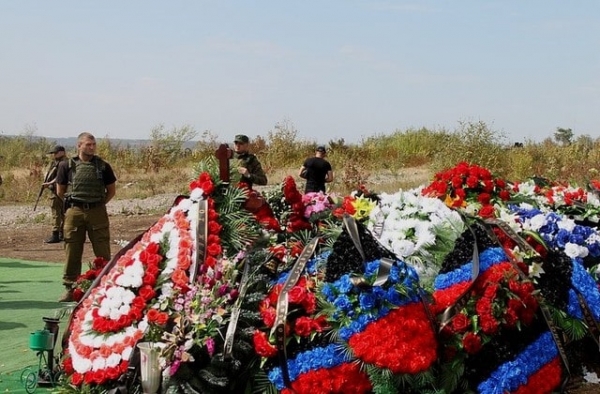 «Мавзолей Захарченко»: на могиле убитого главаря «ДНР» круглосуточно дежурят боевики
