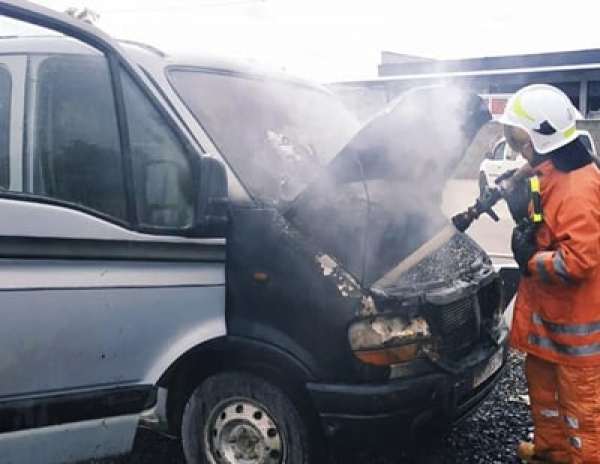 Спасатели погасили автомобиль и помогли пострадавшему водителю
