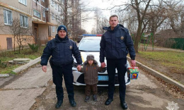 Маленький житель Славянска получил подарок от патрульных полицейских