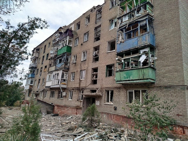 В Дружковке в результате прямого попадания разрушен подъезд дома