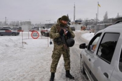Дабы провести сигареты через КПВВ, мужчина спрятал их в топливном баке машины