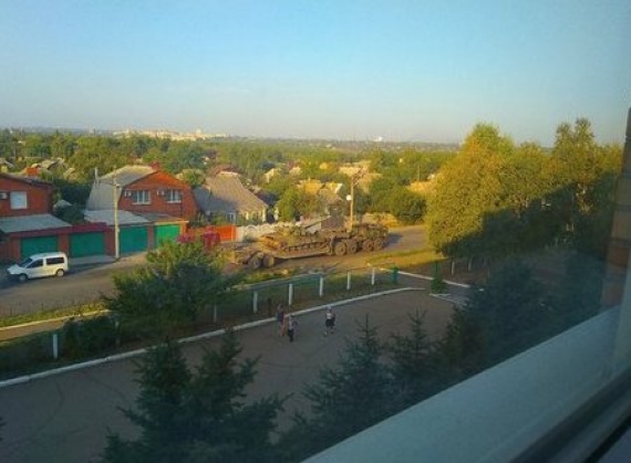 Боевики «ДНР» перебрасывают танки в разгар рабочего дня (фотофакт)