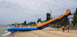 На пляже в Мелекино девятилетняя девочка упала с 6-метровой горки