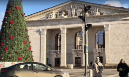 Оккупанты превратили разрушенный ими театр в Мариуполе в объект пропаганды