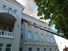 В Бахмуте во время обстрела загорелась историческая достопримечательность - Дворец культуры (видео)