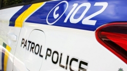 В Краматорске пьяная мать с двумя малышами лежала под подъездом