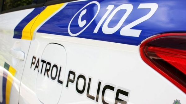 В Краматорске пьяная мать с двумя малышами лежала под подъездом