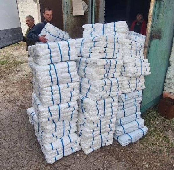 Общество Красного Креста Украины передало в Покровскую громаду партию брезента