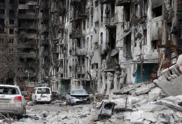 Российские захватчики в Мариуполе отбирают у людей уцелевшее жилье